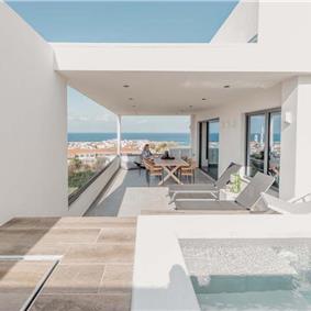 3 bedroom penthouse apartment with pool in Chania town, sleeps 6